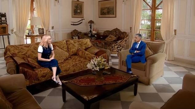 Όταν ο Νίκος Ευαγγελάτος συνάντησε την… Ντάλια Χατζηαλεξάνδρου στον καναπέ του σπιτιού της – Απόψε το reunion του «Παρά Πέντε»