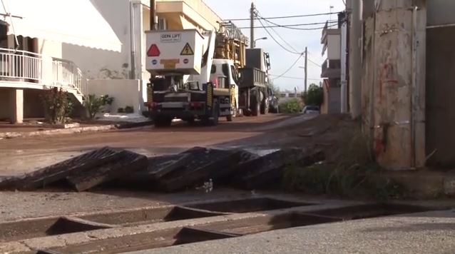 Καιρός: «Πνίγηκε» η δυτική Αττική από τον «Byron» – Χείμαρροι οι δρόμοι, πλημμύρισαν σπίτια