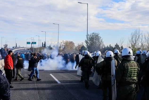 «Πυρ ομαδόν» κατά της κυβέρνησης για τα επεισόδια στα μπλόκα των αγροτών