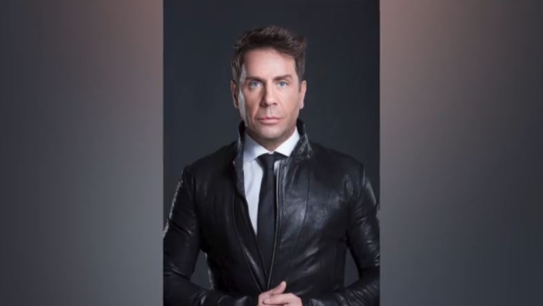 Τραγουδιστής μήνυσε τον Γιώργο Μαζωνάκη για ανήθικες προτάσεις – Απαντά με καταγγελία στο Τμήμα Εκβιαστών ο καλλιτέχνης