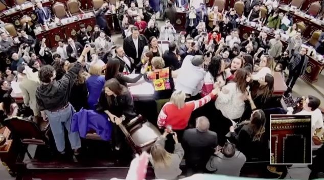 «Ρινγκ» η Βουλή στο Μεξικό – Βουλευτές πιάστηκαν στα χέρια