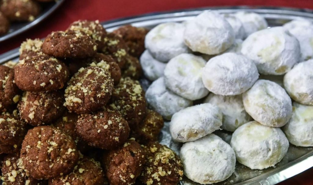 Μελομακάρονα και κουραμπιέδες: Σε τι τιμή θα τα αγοράσουμε φέτος