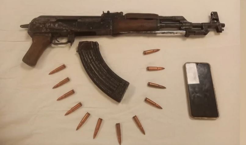 Αθήνα: Χειροπέδες σε 22χρονο – Εντοπίστηκε με καλάσνικοφ