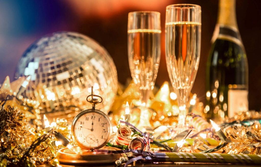 Στα ύψη οι τιμές για το ρεβεγιόν της Πρωτοχρονιάς σε εστιατόρια και πίστες