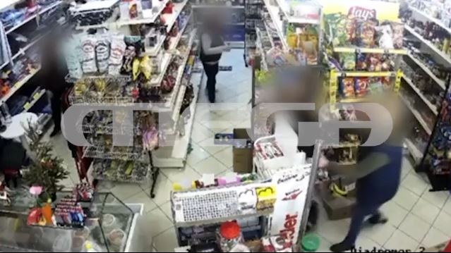 Θάσος: Η στιγμή που 50χρονη αναζητά καταφύγιο πριν την επίθεση από τον πρώην σύζυγό της – MEGA ντοκουμέντο