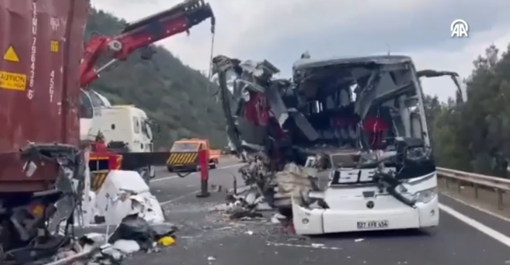 Τουρκία: Λεωφορείο έπεσε με μεγάλη ταχύτητα σε σταματημένο φορτηγό – Επτά νεκροί