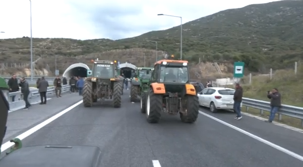 Κλιμακώνουν τις κινητοποιήσεις τους οι αγρότες – Κόντρα με την ΕΛ.ΑΣ για την «ελεύθερη» και «ασφαλή» διέλευση