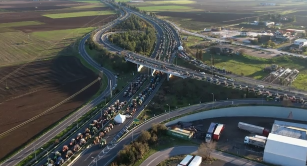 Αγρότες: Χιλιάδες τρακτέρ στους δρόμους – Συνεχίζονται οι κινητοποιήσεις