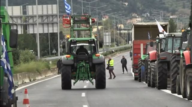 «Ρεβεγιόν» στα μπλόκα – Κάλαντα, δώρα & ευχές των αγροτών στους οδηγούς