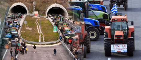 «Μπλόκο» αγροτών στα φορτηγά στη σήραγγα των Τεμπών – Η ΕΛ.ΑΣ απαγόρευσε την κυκλοφορία για τα ΙΧ για λόγους ασφαλείας
