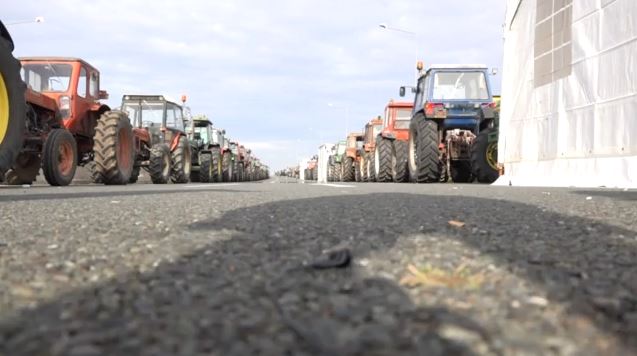 Ενισχύονται τα μπλόκα – Κλείνουν δρόμους, κλιμακώνουν τις κινητοποιήσεις οι αγρότες