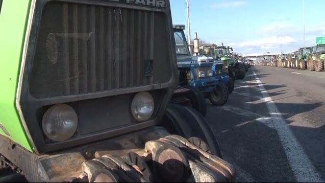 Στα ύψη η πολιτική αντιπαράθεση με φόντο τις αγροτικές κινητοποιήσεις