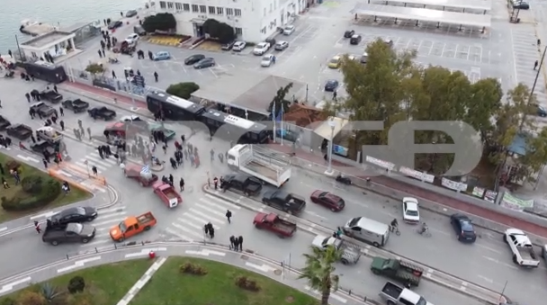 Βόλος: Κλούβες των ΜΑΤ απέκλεισαν τον δρόμο για το λιμάνι – Δίπλα τα τρακτέρ και στη θάλασσα οι ψαράδες