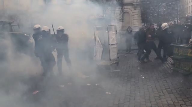 Πεδίο μάχης οι Βρυξέλλες μεταξύ αγροτών & Αστυνομίας – Επεισόδια & χημικά