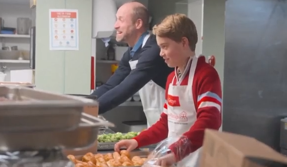 Μεγάλη Βρετανία: Ο πρίγκιπας Ουίλιαμ με τον γιο του προετοιμάζουν γεύματα για τους άστεγους