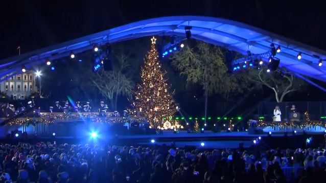 Σε εορταστικό κλίμα ο πλανήτης ενόψει Χριστουγέννων