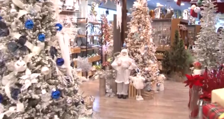 Σε εορταστικό κλίμα κινείται η αγορά – Οι καταναλωτές ψωνίζουν και φέτος χριστουγεννιάτικα είδη