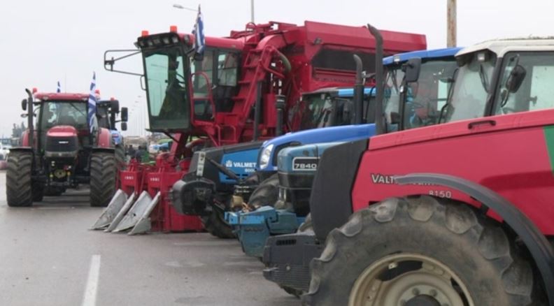 Κλείνουν τους δρόμους οι αγρότες – Ένταση, δακρυγόνα και επεισόδια με την αστυνομία