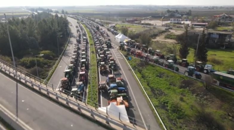 Αμετακίνητοι στους δρόμους οι αγρότες – Συνεχίζονται οι κινητοποιήσεις και τα μπλόκα