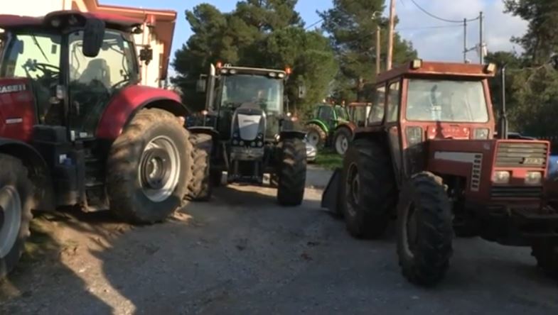 Κλιμάκωνει τις κινητοποιήσεις του ο αγροτικός κόσμος – Δεκάδες μπλόκα σε όλη τη χώρα