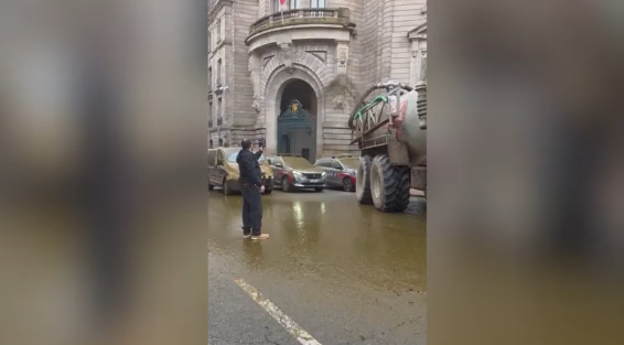 Αγροτικά μπλόκα και στη Γαλλία – Φωτιές και διαμαρτυρίες