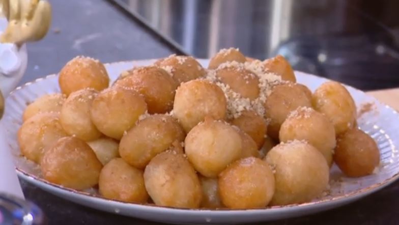 Ο Δημήτρης Σκαρμούτσος μάς ετοιμάζει λουκουμάδες με σιρόπι μελιού και καρύδι