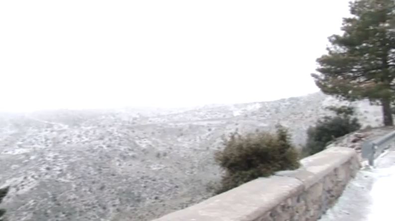 «Ψυχρή εισβολή» στη χώρα με τσουχτερό κρύο και χιόνια στα ορεινά