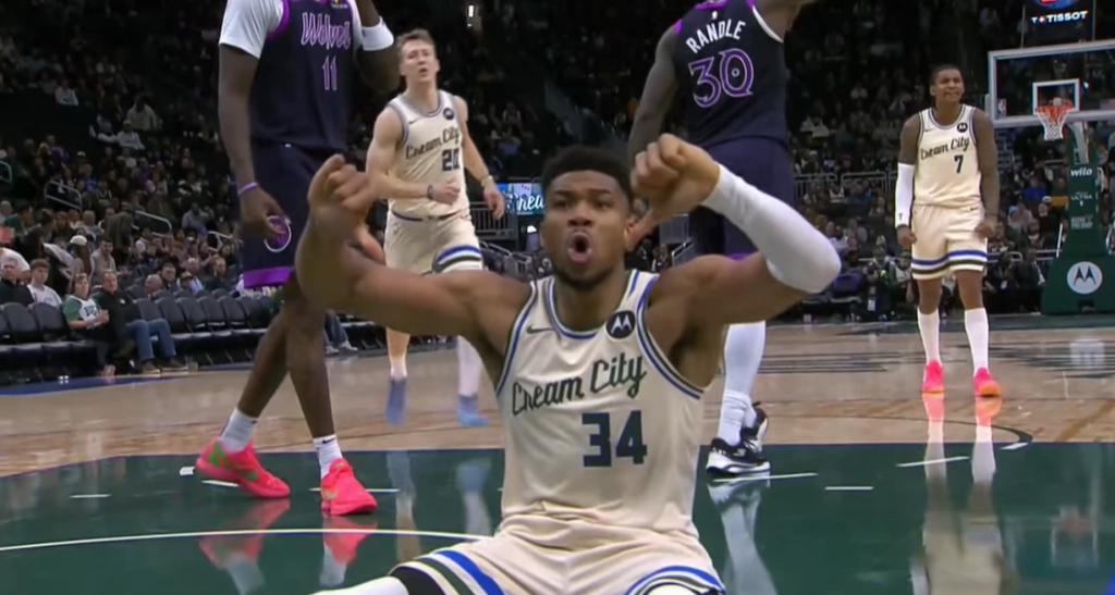 Μιλγουόκι: Οι φίλοι των Μπακς αποδοκίμαζαν κι ο Αντετοκούνμπο τους… γιούχαρε