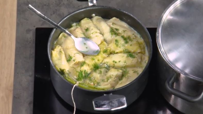 Η Αργυρώ Μπαρμπαρίγου μας ετοιμάζει λαχανοντολμάδες