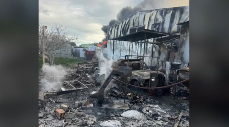 Κορωπί: Μεγάλη φωτιά σε αποθήκες με πλαστικά και παλέτες με αυγά