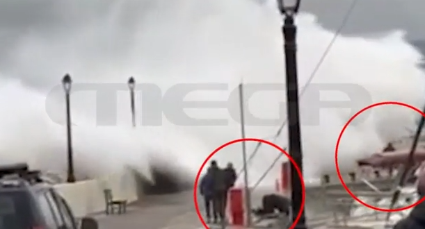 Άστρος: Η στιγμή που τεράστια κύματα παρασέρνουν τον 53χρονο λιμενικό – Βίντεο ντοκουμέντο