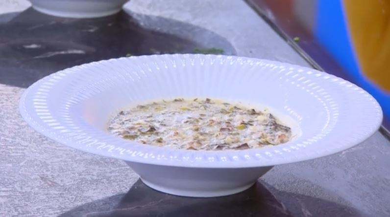 Ο Δημήτρης Σκαρμούτσος μάς ετοιμάζει μαγειρίτσα