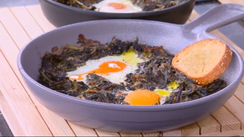 Ο Δημήτρης Σκαρμούτσος μάς ετοιμάζει τσιγαριαστά χόρτα με αυγά