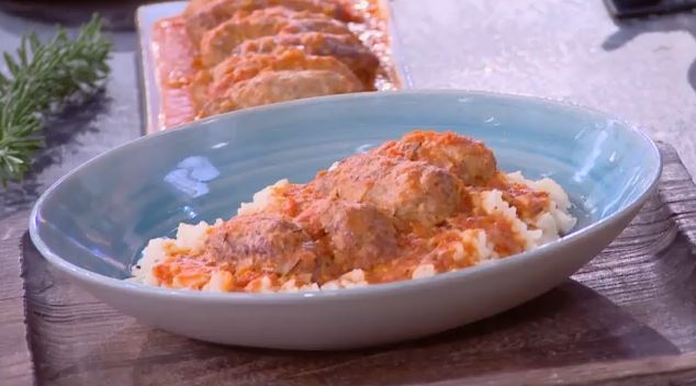 Ο Δημήτρης Σκαρμούτσος μάς ετοιμάζει σουτζουκάκια