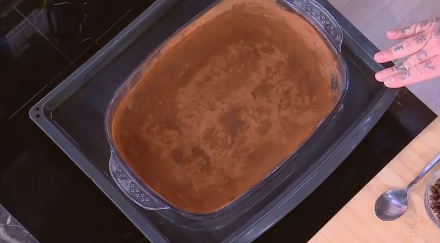 Ο Δημήτρης Σκαρμούτσος μάς ετοιμάζει πουτίγκα σοκολάτας με κακάο