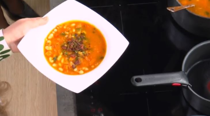 Η Αργυρώ Μπαρμπαρίγου μας ετοιμάζει χυλωμένη φασολάδα χωρίς μούλιασμα