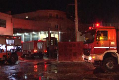 Μενίδι: Τέθηκε υπό έλεγχο η φωτιά σε εργοστάσιο πλαστικών