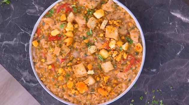 Ο Δημήτρης Σκαρμούτσος μάς ετοιμάζει κοκκινιστό τραχανά με κοτόπουλο