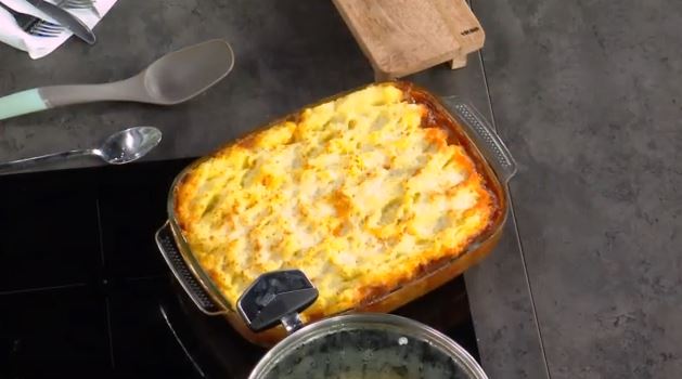 Η Αργυρώ Μπαρμπαρίγου μας ετοιμάζει μοσχαράκι κοκκινιστό με πουρέ ογκρατέν