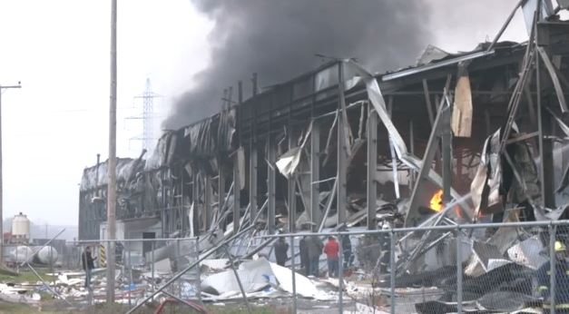 Τρίκαλα: Τρεις γυναίκες νεκρές από τη μεγάλη φωτιά σε εργοστάσιο μπισκότων