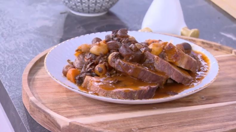 Ο Δημήτρης Σκαρμούτσος μάς ετοιμάζει μοσχαρίσιο νουά με σάλτσα μπουργκινιόν