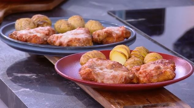 Ο Δημήτρης Σκαρμούτσος μάς ετοιμάζει κοτόπουλο παρμεζάνας με πατάτες