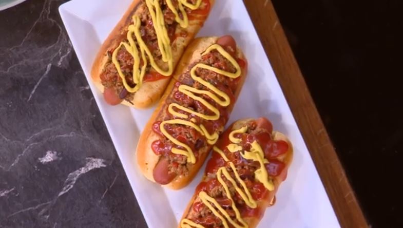 Ο Δημήτρης Σκαρμούτσος μάς ετοιμάζει Hot Dog με chili con carne