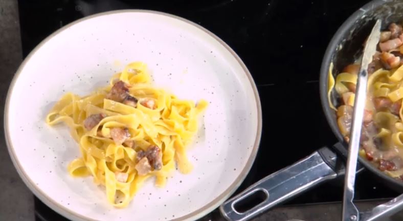 Η Αργυρώ Μπαρμπαρίγου μας ετοιμάζει αυθεντική ιταλική καρμπονάρα