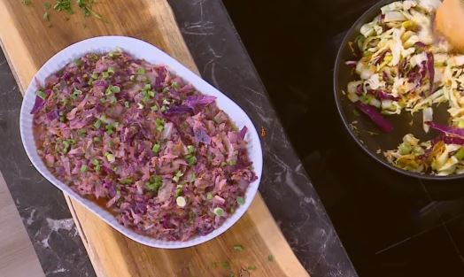 Ο Δημήτρης Σκαρμούτσος μάς ετοιμάζει λαχανόρυζο