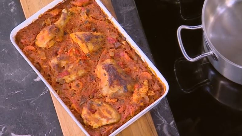 Ο Δημήτρης Σκαρμούτσος μάς ετοιμάζει γιουβέτσι κοτόπουλο