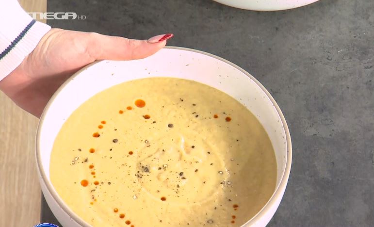 Η Αργυρώ Μπαρμπαρίγου μας ετοιμάζει σούπα βελουτέ λαχανικών & πιτάκια με γιαούρτι