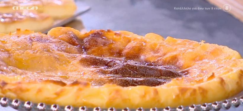 Ο Δημήτρης Σκαρμούτσος μάς ετοιμάζει γαλατόπιτα
