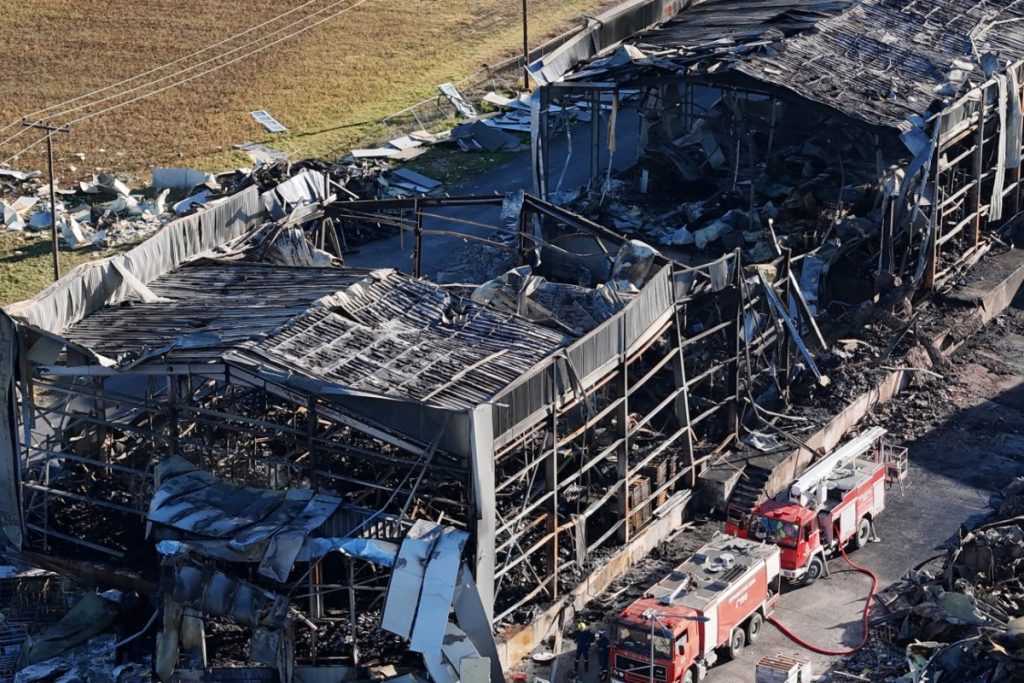 Εισαγγελική έρευνα για την φονική έκρηξη στη «Βιολάντα» – Την απόδοση ευθυνών ζητούν τα κόμματα