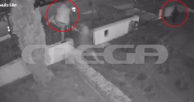 Γλυφάδα: Ιδιοκτήτης σπιτιού κυνηγά επίδοξους διαρρήκτες – MEGA ντοκουμέντο